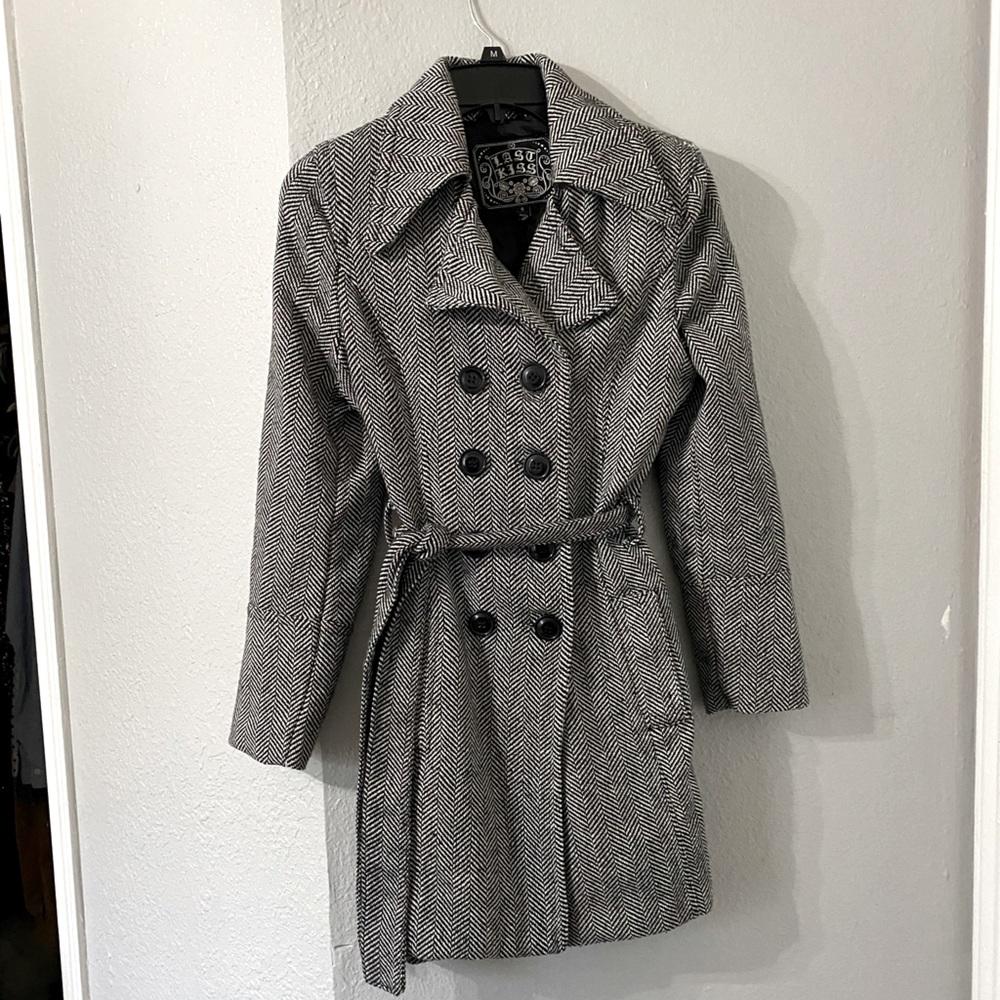 Black and white patterned women’s trench coat